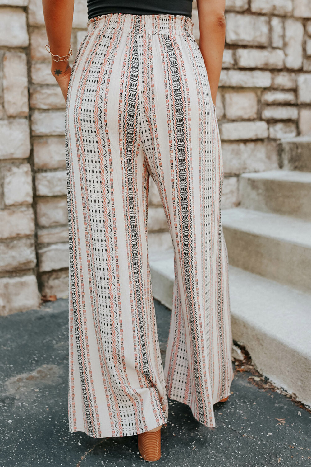 Pantalon large froncé beige à motif géométrique imprimé