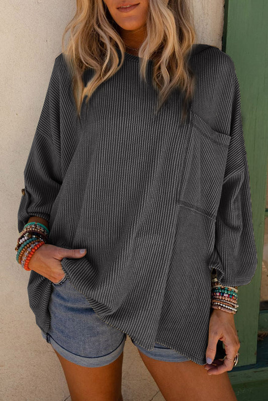 Top extragrande con bolsillo en el pecho y mangas enrollables de canalé gris oscuro