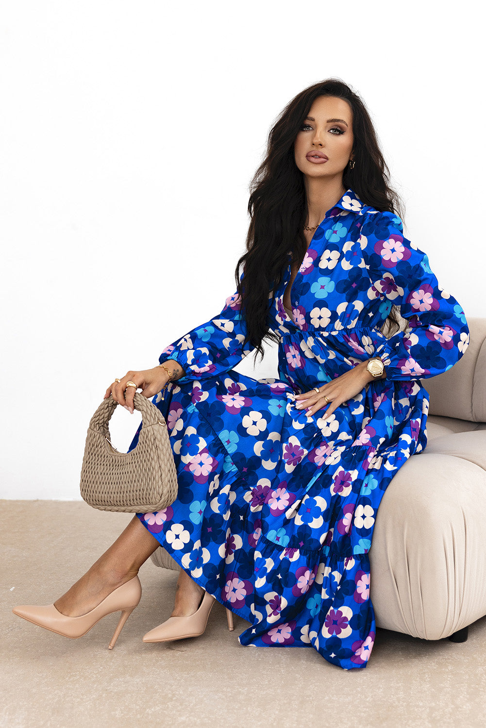 Robe mi-longue bleue à fleurs et manches paysannes à volants et volants