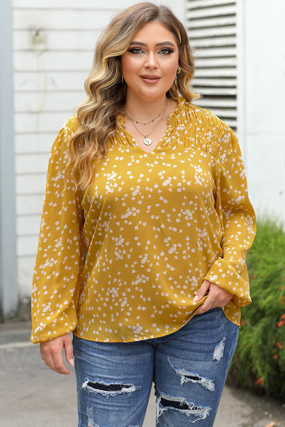 Blusa de cuello dividido con estampado floral de talla grande amarilla