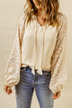 Blusa beige con cuello dividido y mangas hinchadas en malla de leopardo