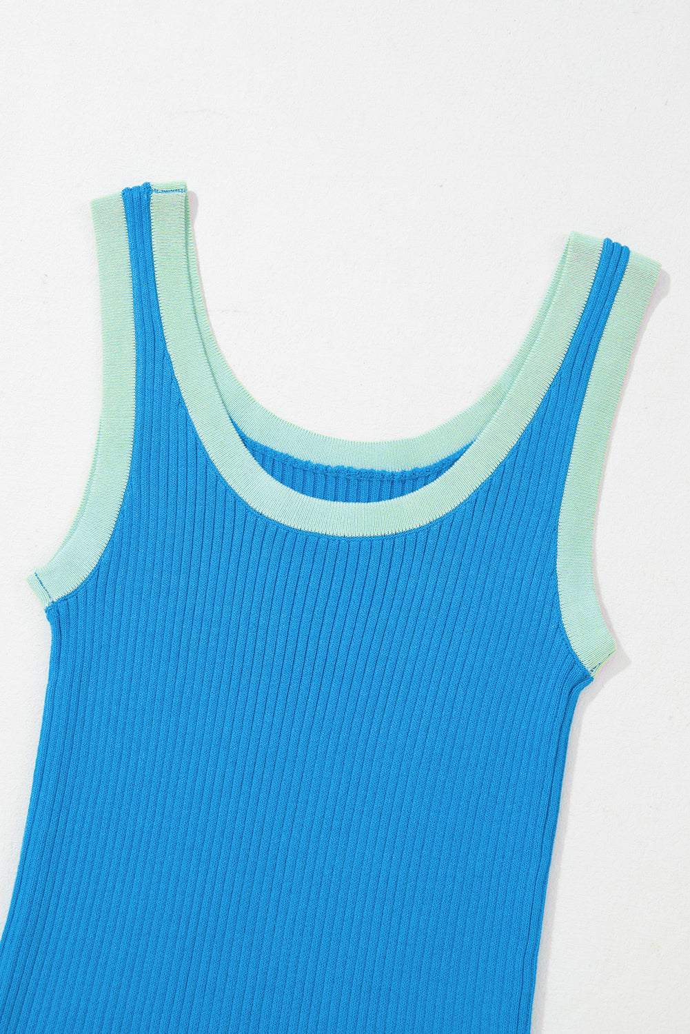 Camiseta sin mangas de punto acanalado con cuello en U y borde color block azul