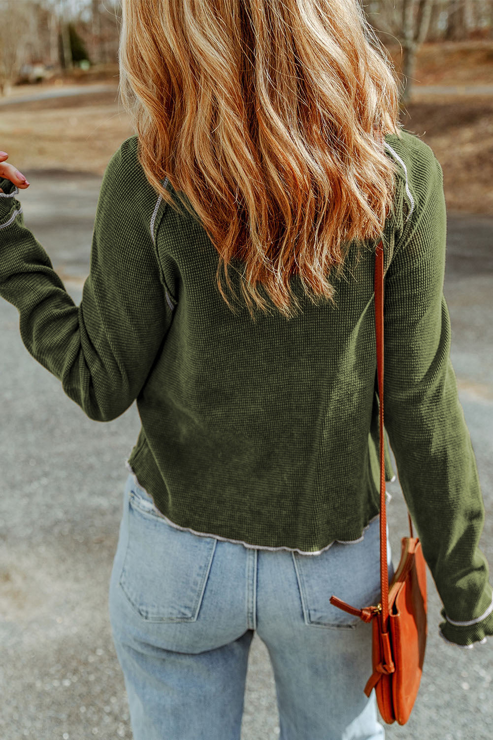 Top de manga larga con cuello redondo y textura verde