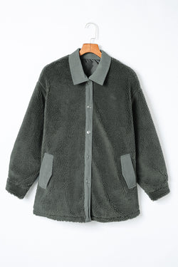 Chaqueta sherpa gris con bordes de terciopelo acanalado y codos