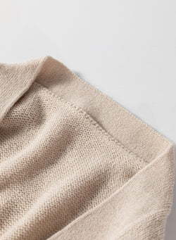 Cardigan long tricoté beige avec poches latérales ouvertes sur le devant