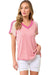 Camiseta rosa con cuello en V y costuras expuestas