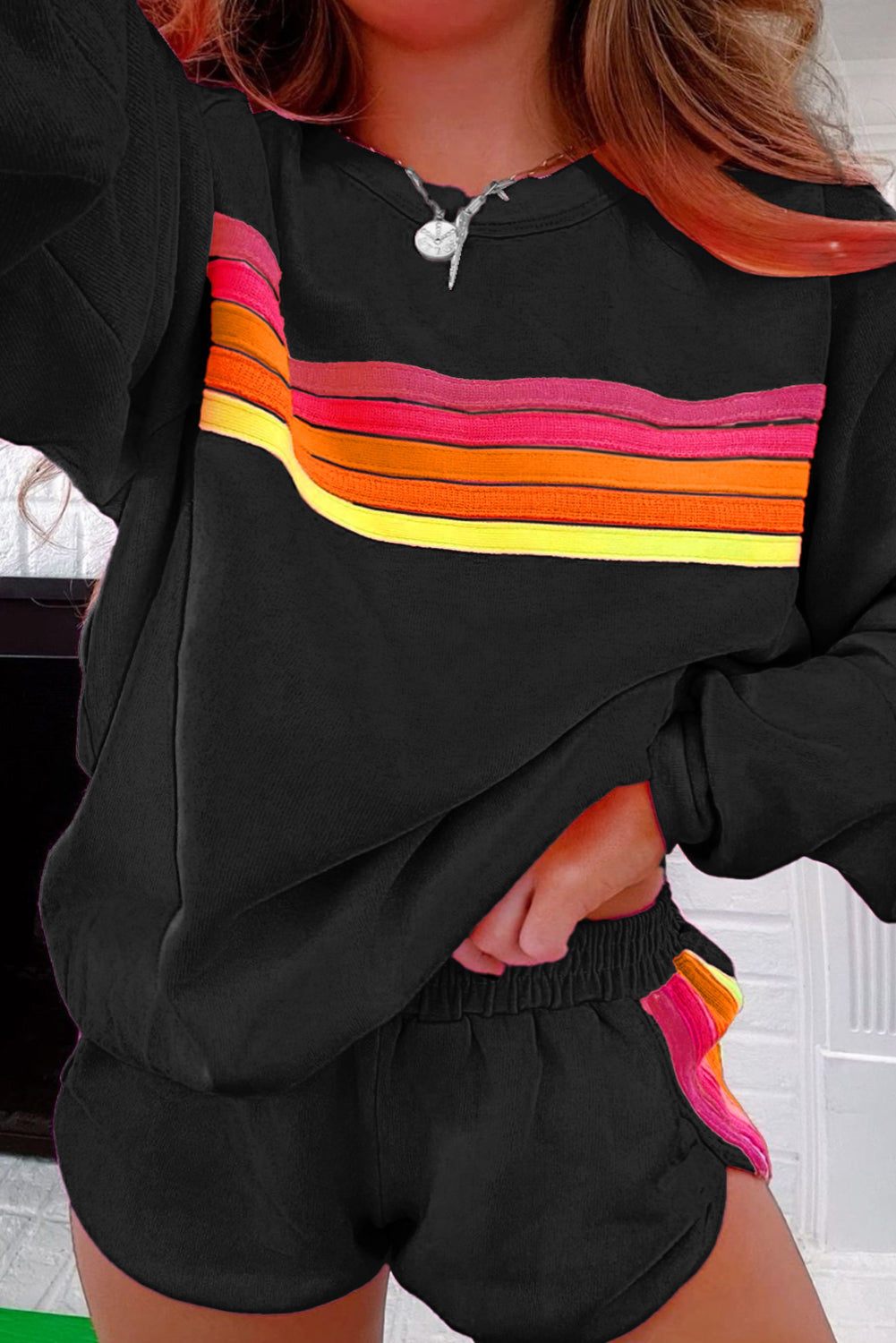 Sweater relajado de dos piezas y pantalones cortos a rayas negras