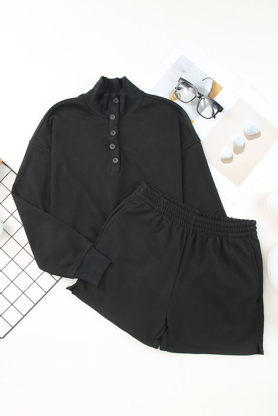 Atuendo casual negro con High Henley con cuello alto y pantalones cortos