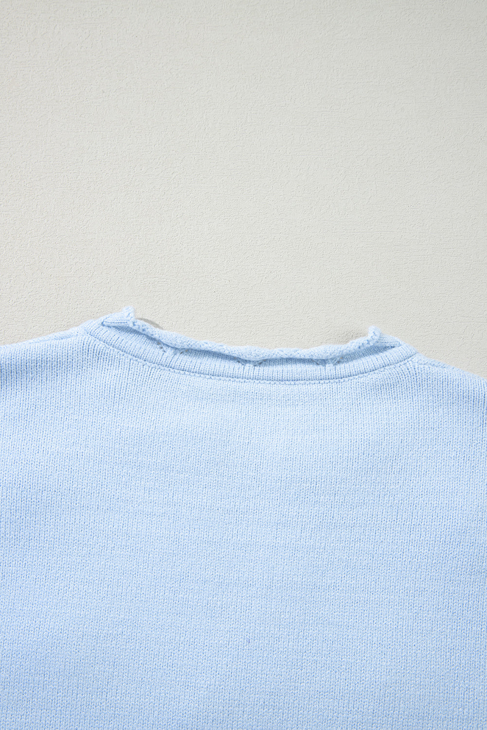 Pull tricoté à col cranté et détail de fleurs *
