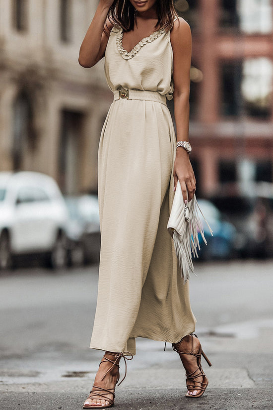 Long -collar -collar -colored dress and apricot elastic belt