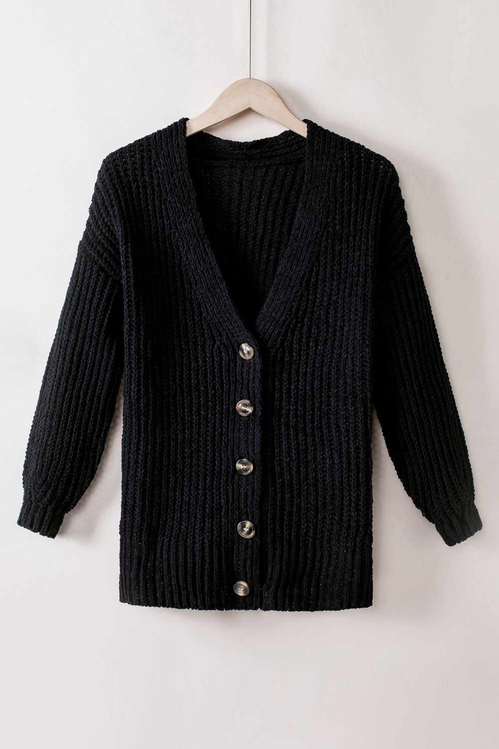 Cardigan tricoté noir boutonné sur le devant à épaules tombantes-A WOMAN WE LOVE