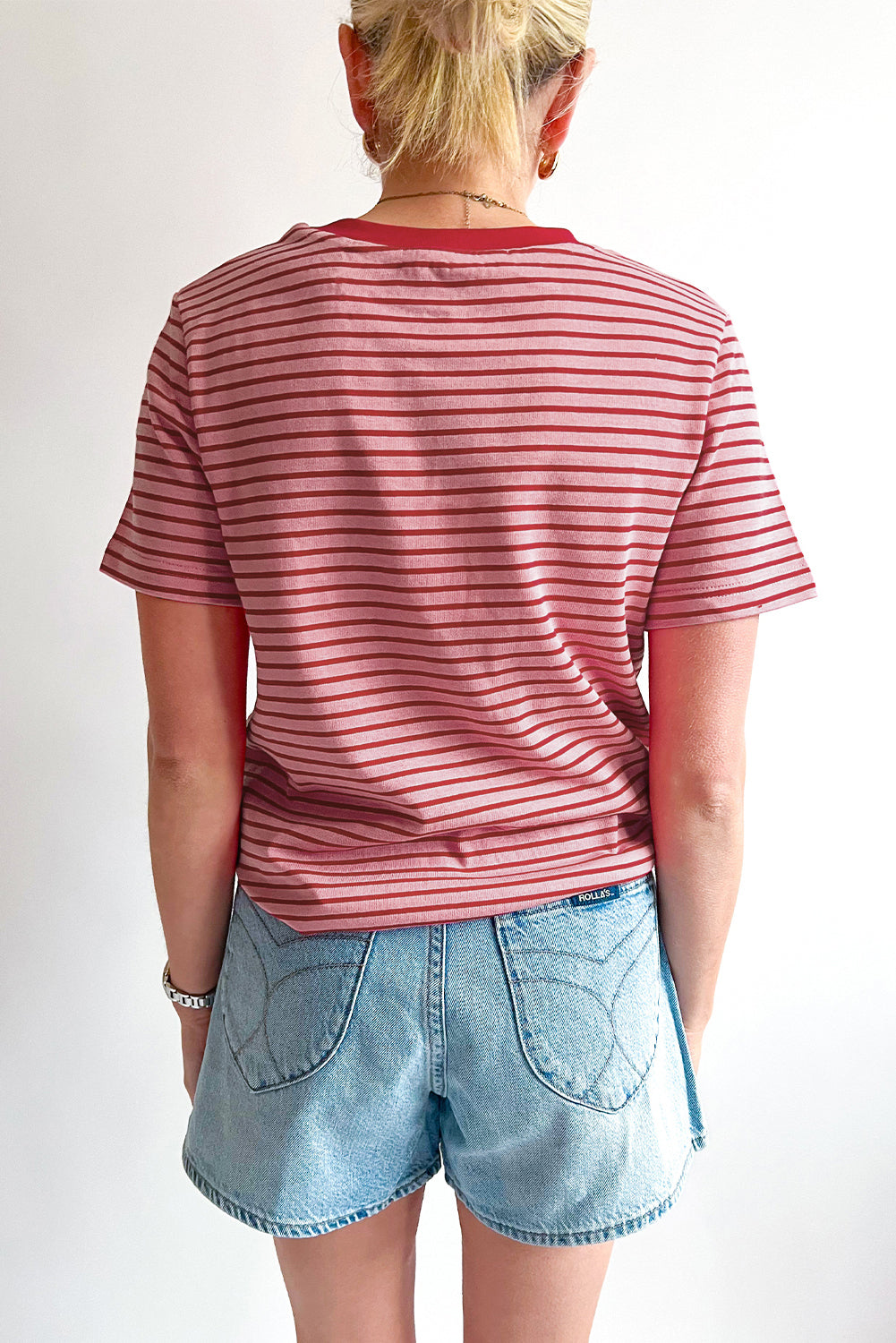 Camiseta de distrito con cuellos redondos y rayas rosas