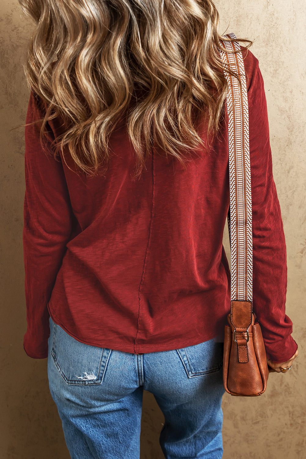 Camiseta de manga larga con costura central y cuello en V de sándalo rojo