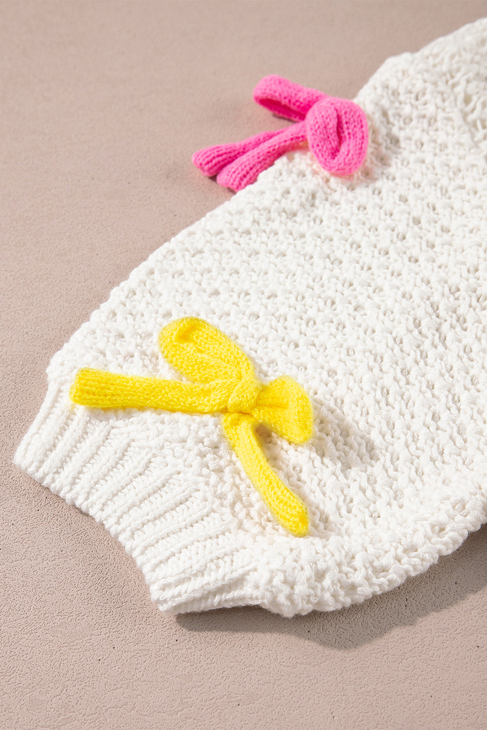 Pull blanc à manches courtes et col montant en tricot avec nœud coloré