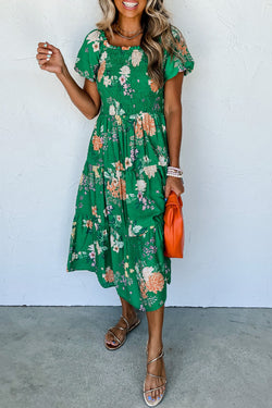 Vestido de mediodía con brotes en varios niveles y estampado floral verde