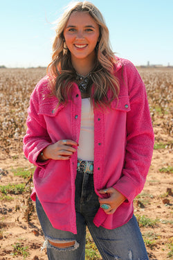 Chaqueta sherpa botonal en faux ante rosa brillante