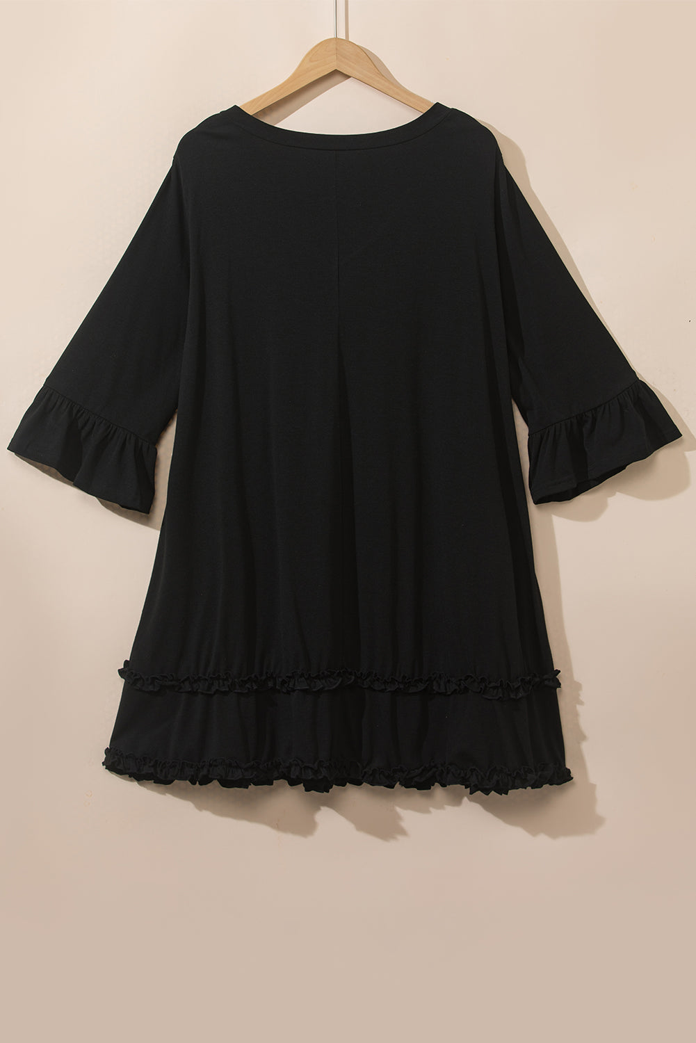 Robe noire à manches 3/4 et bordure à volants de grande taille