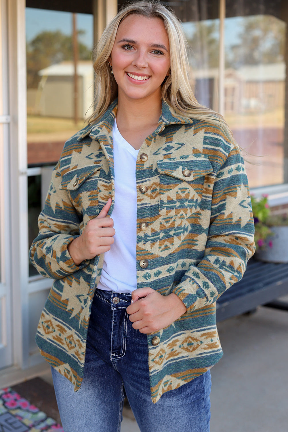 Chaqueta azul con bolsillo con solapa y botones con estampado azteca occidental