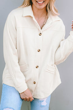 Chaqueta beige abotonada con bolsillo y dobladillo crudo