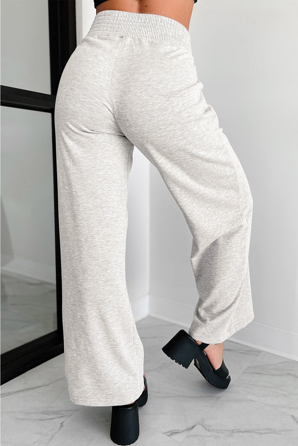 Pantalon de détente à jambe large et taille croisée gris clair