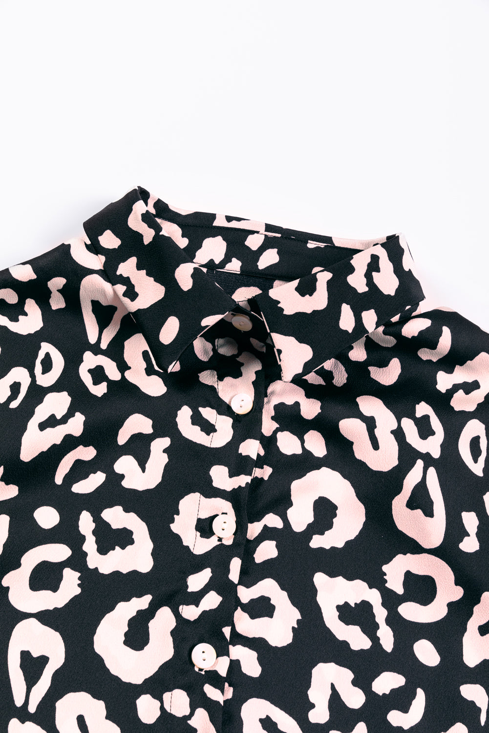 Botón de estampado de leopardo negro camisa de manga larga