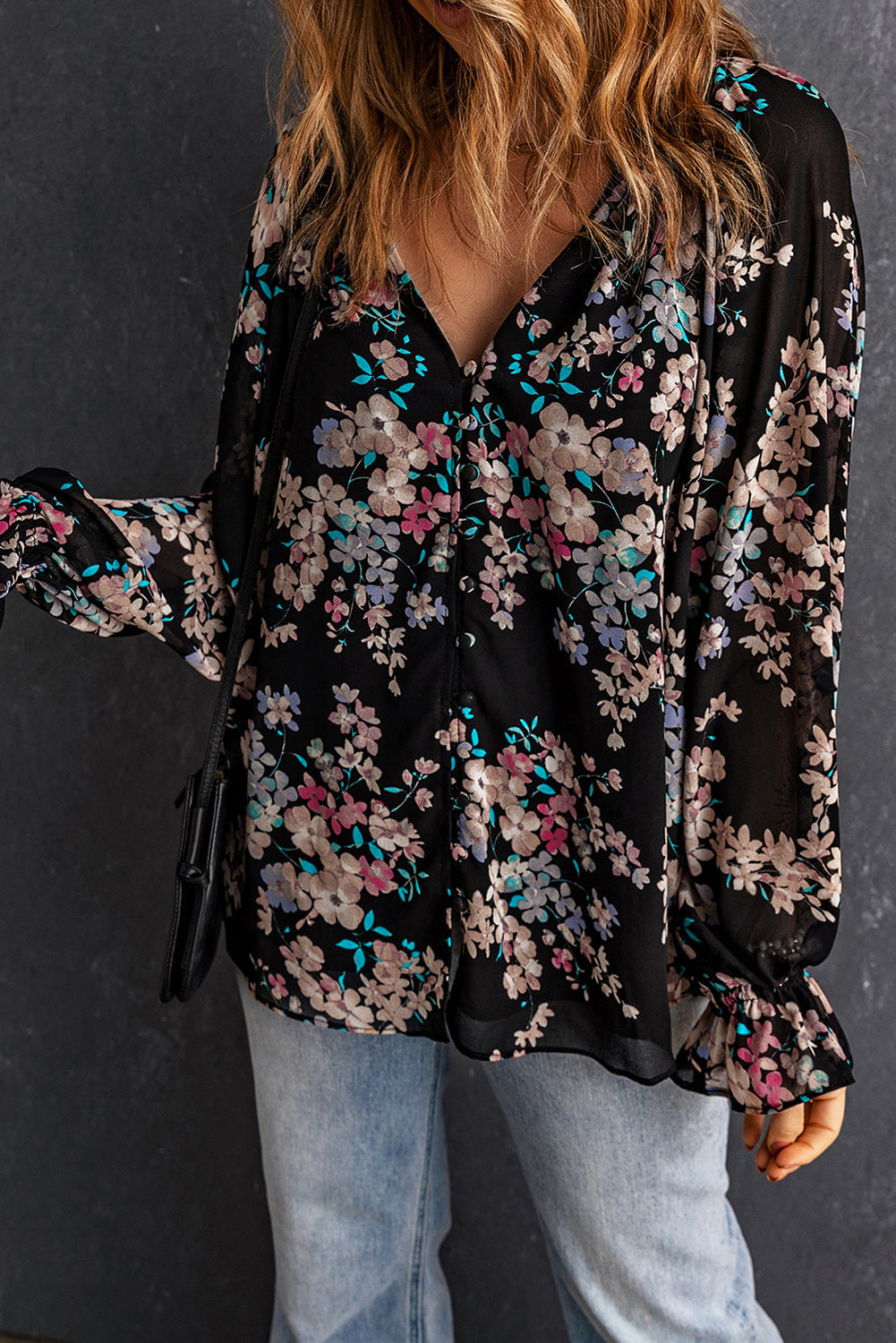 Blouse noire en mousseline à imprimé fleurs sauvages