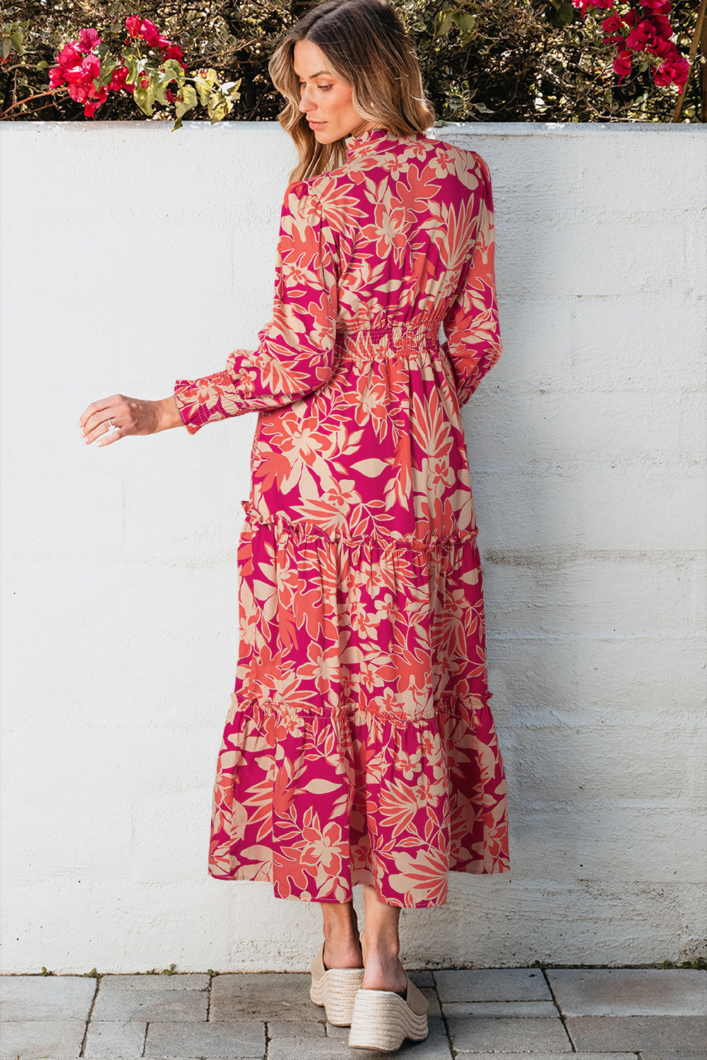 Robe longue taille haute smockée boutonnée à imprimé floral rose