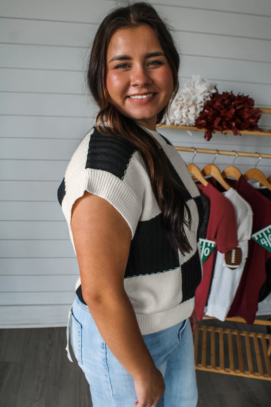 Black sweater with short sleeves and round tiles color block