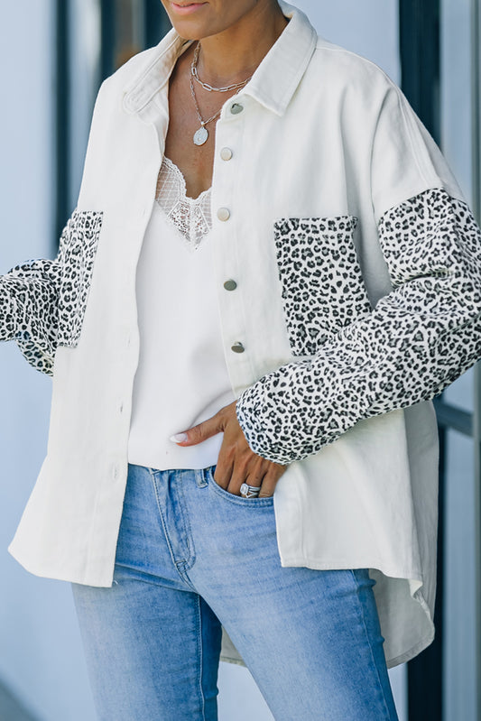 Chaqueta de mezclilla de leopardo de contraste blanco