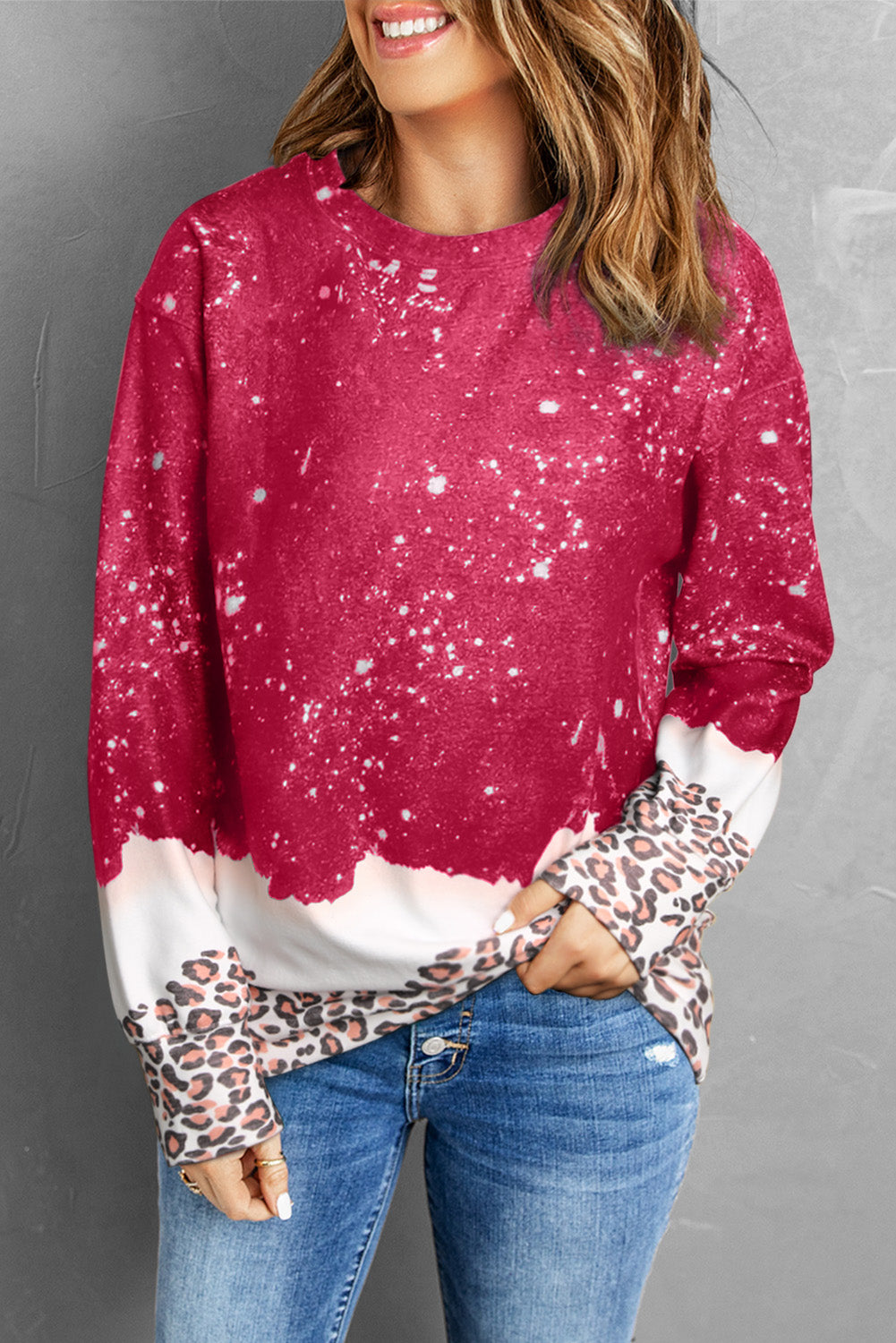 Sweat-shirt de pull-shirt blanchi rouge léopard rouge.