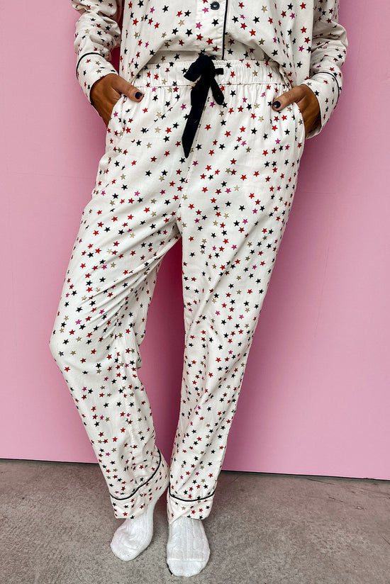 Pajama blanco con mangas largas y pantalones con contrastes y tuberías de estrellas