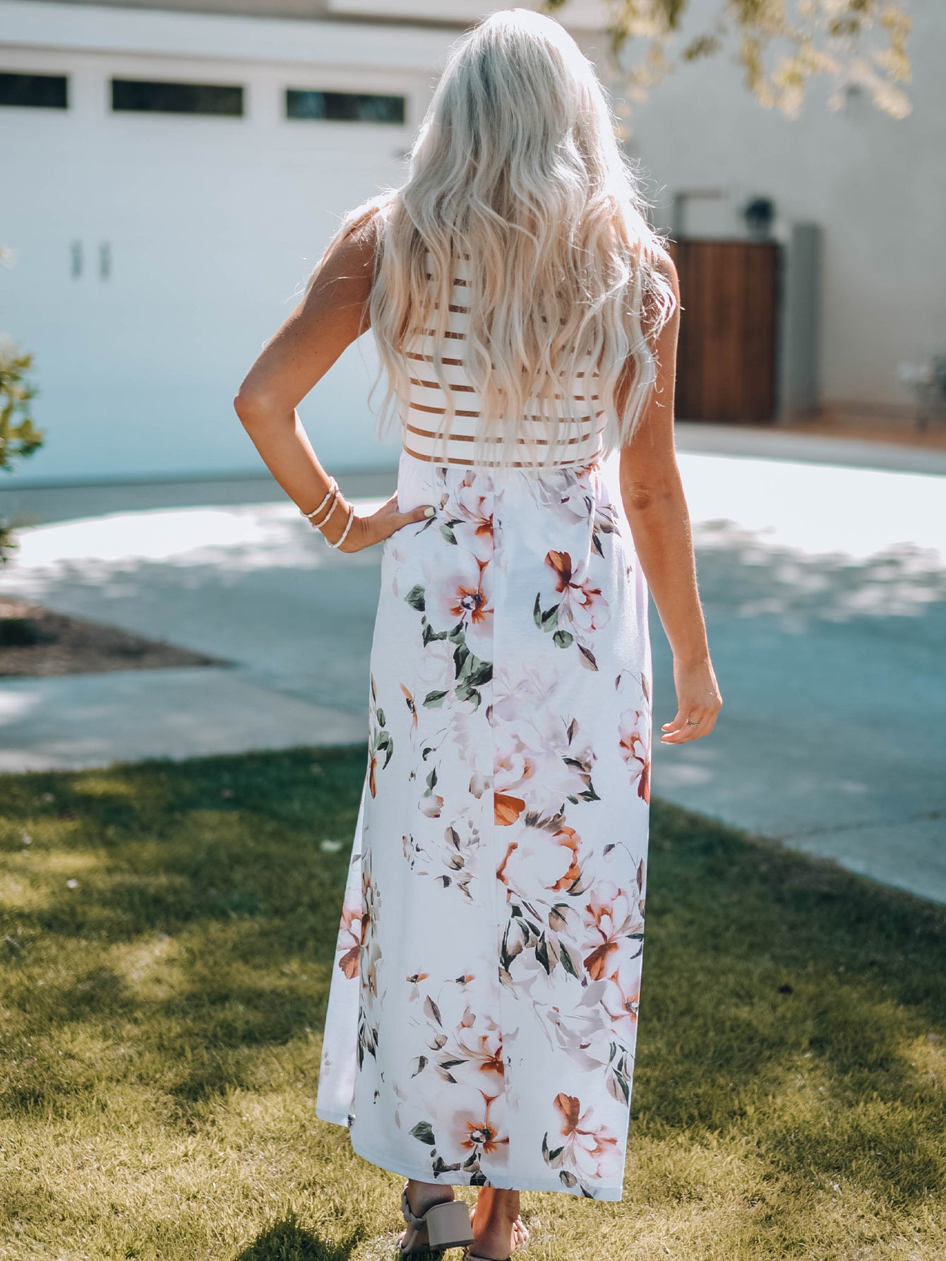 Robe longue blanche sans manches à imprimé floral et à rayures avec poche