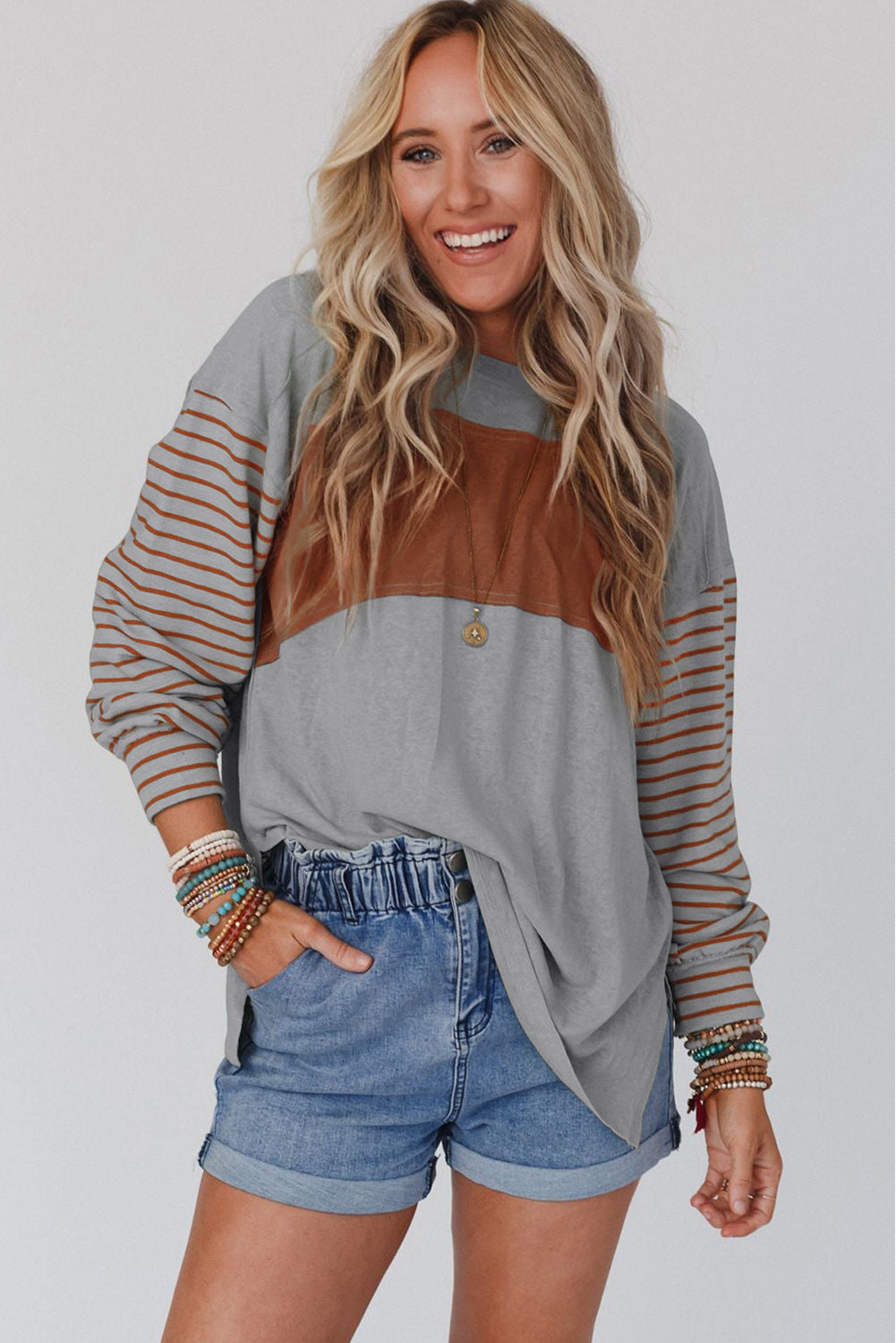 Top gris con manga obispo a rayas color block