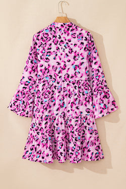 Bouton dress on the front with pink leopard print, 3/4 sleeves and ruffle hem