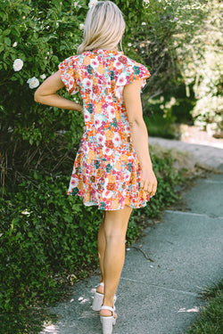 Vestido morado con estampado floral y cuello dividido, mangas flotantes