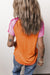 T-shirt orange à col en V tricoté avec blocs de couleur et coutures apparentes