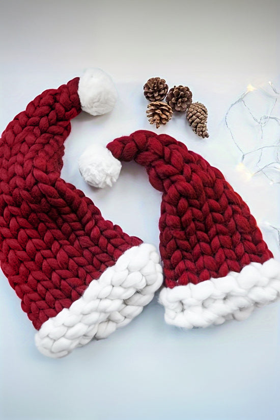 Chapeau de Noël tricoté épais avec blocs de couleurs Dahlia rouge et décor de pompons