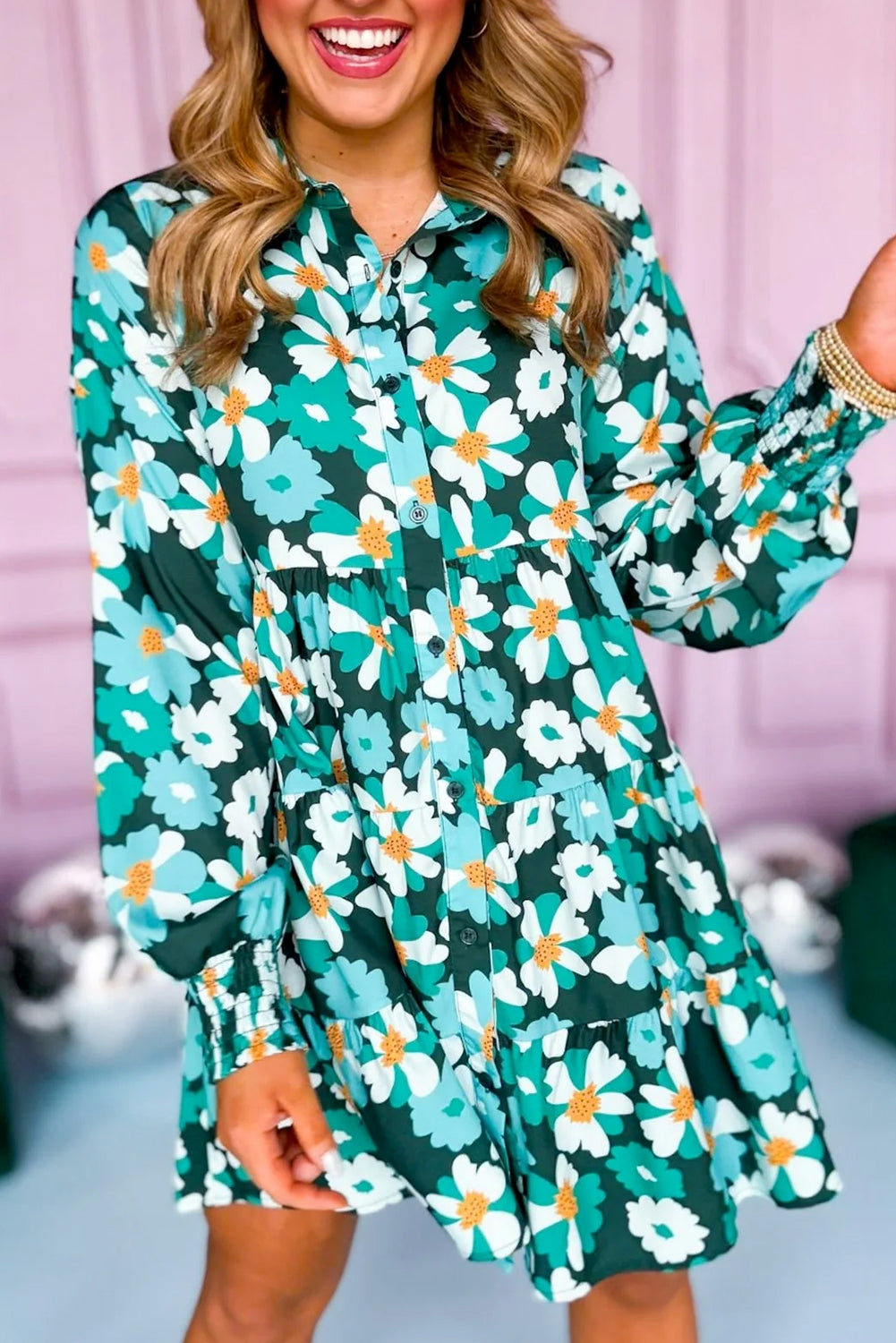 Robe chemise verte à fleurs et manches longues bouffantes