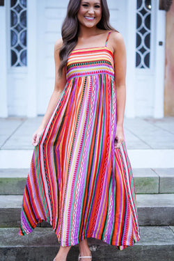 Vestido bohemio largo con correas delgadas y rayas multicolores, brotada hacia atrás