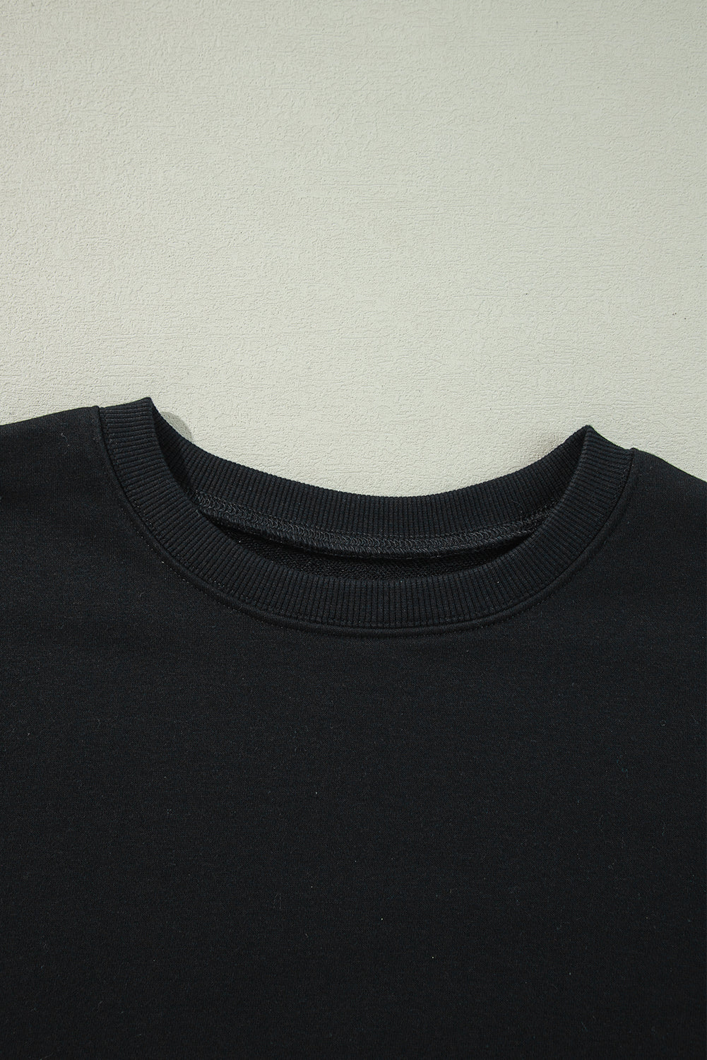 Sudadera negra unida con cuello y hombros caídos, gran tamaño
