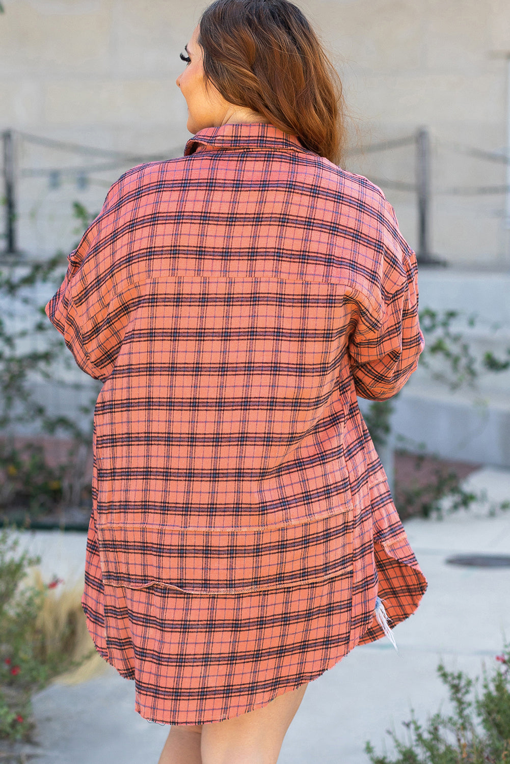 Chemise rouge à carreaux, manches longues, fente latérale, ourlet en détresse