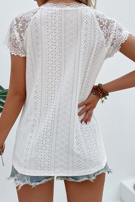 White t-shirt embroidered with short lace lace.