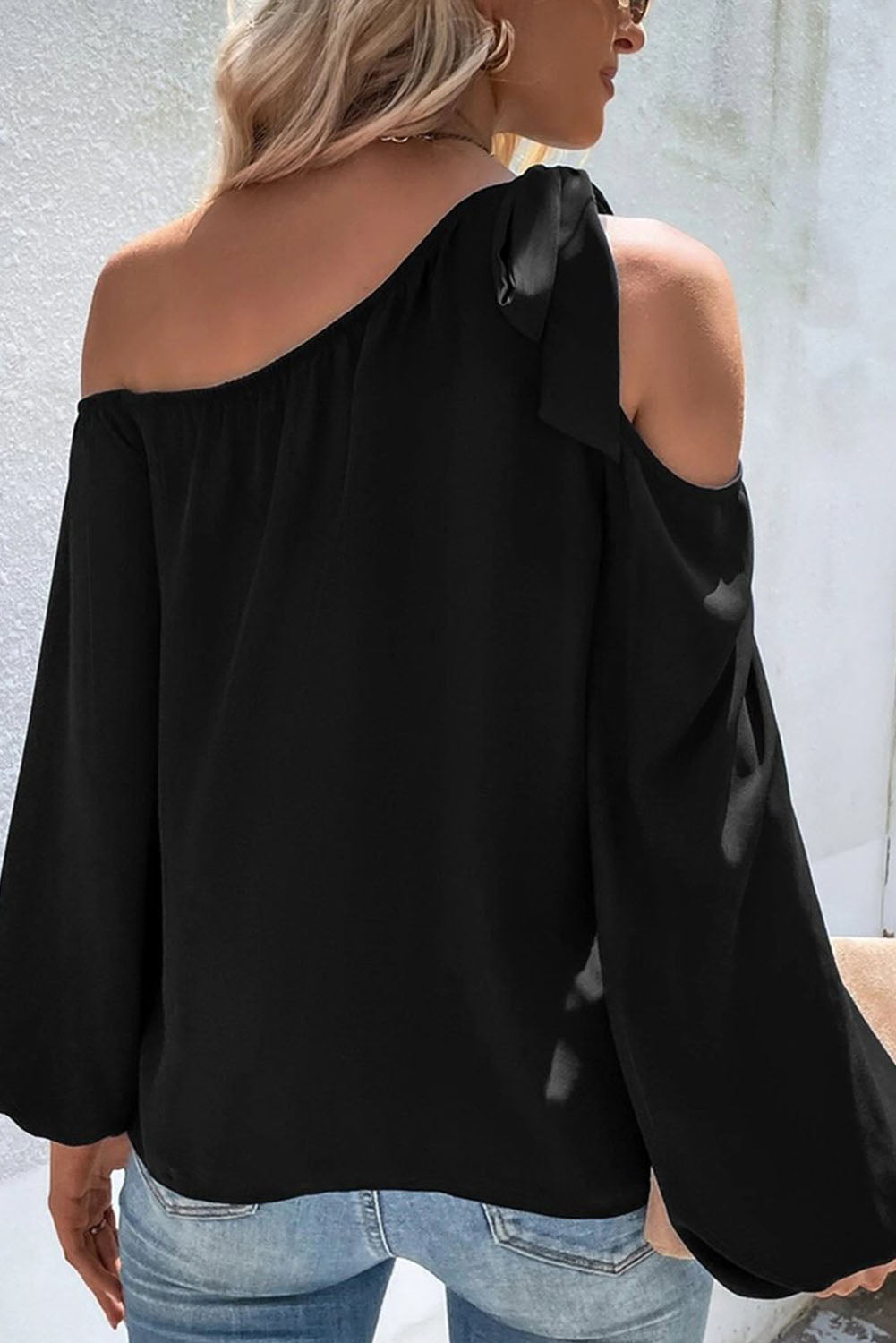 Blouse asymétrique nouée noire à épaules dénudées