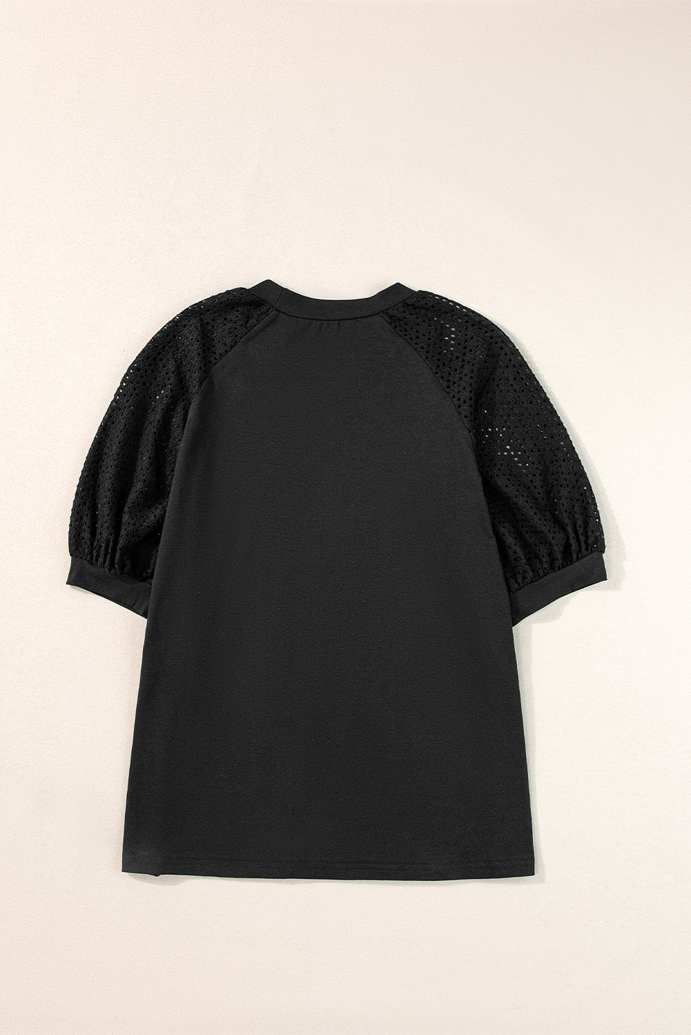 Camiseta negra con mangas a media larga y cuello de encaje redondo