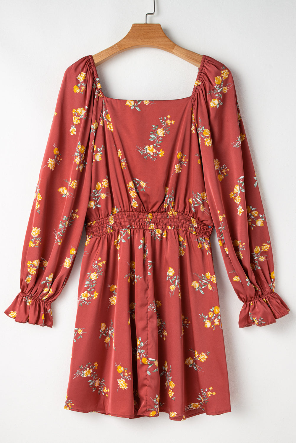 Mini-robe à imprimé floral rouge argile, taille froncée, bordure à volants, col en V