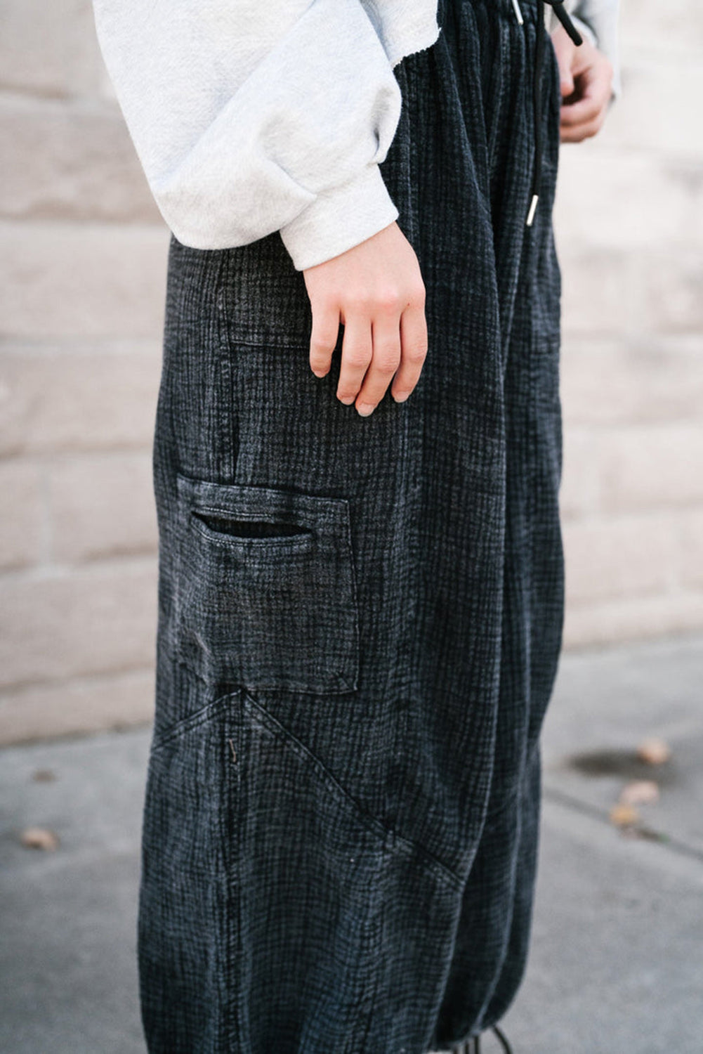 Pantalon large noir texturé à délavage minéral et cordon de serrage