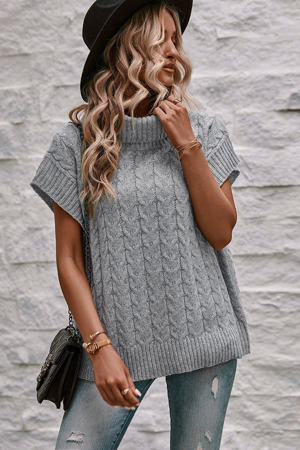 Rolled-collar sweater and bat-sorri-twisted jerk-saving
