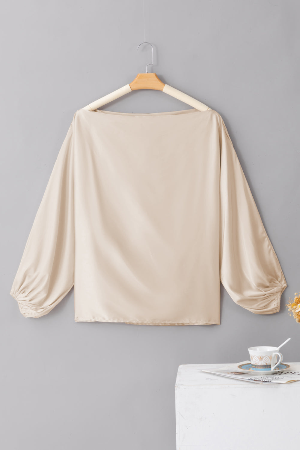 Blouse en satin à manches ballon et col asymétrique abricot