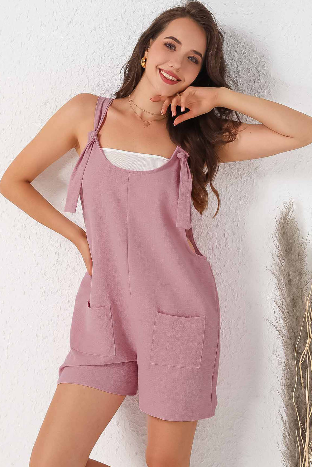 Combi-short texturée rose à bretelles réglables et poches-A WOMAN WE LOVE