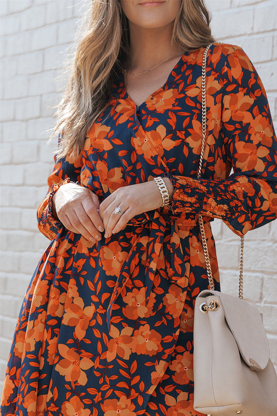 Vestido de billetera naranja con estampado floral y cinturón